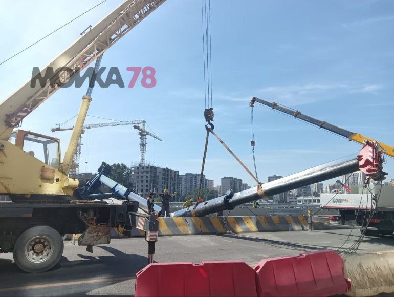 Обстановка на месте падения крана на Московско-Дунайской развязке