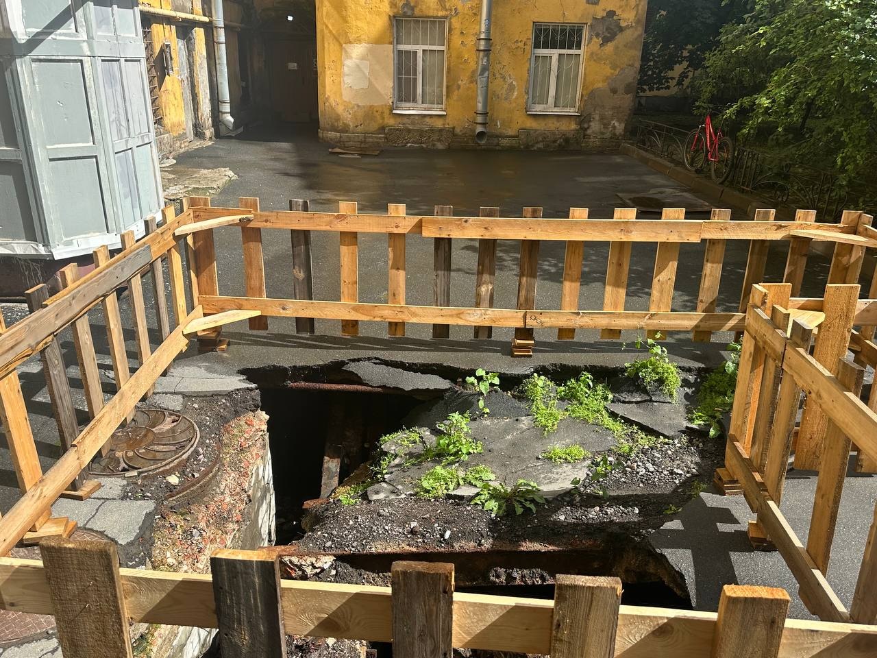 Яма с неприятным запахом на Боровой, 18/1, ждет внимания чиновников