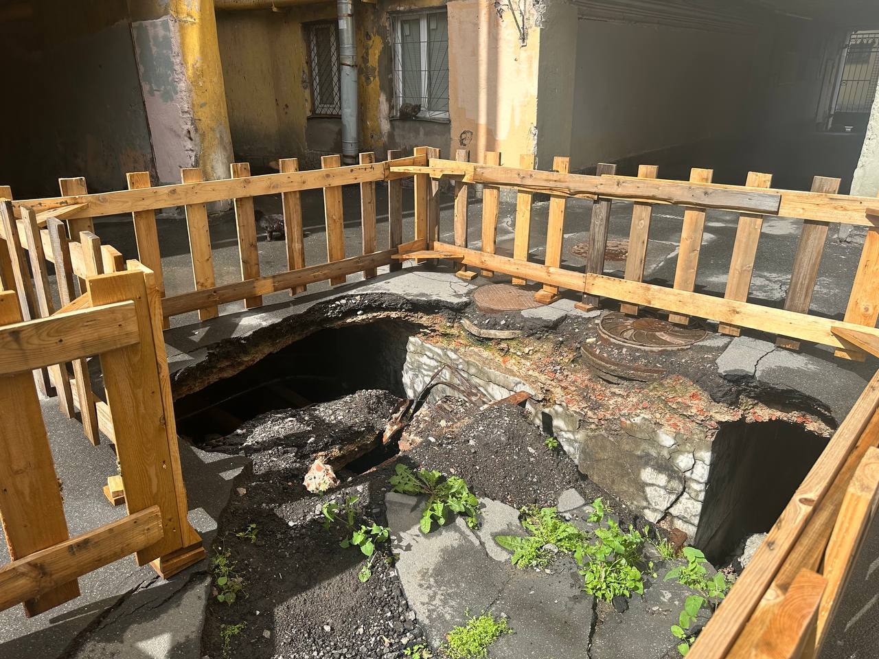 Яма с неприятным запахом на Боровой, 18/1, ждет внимания чиновников