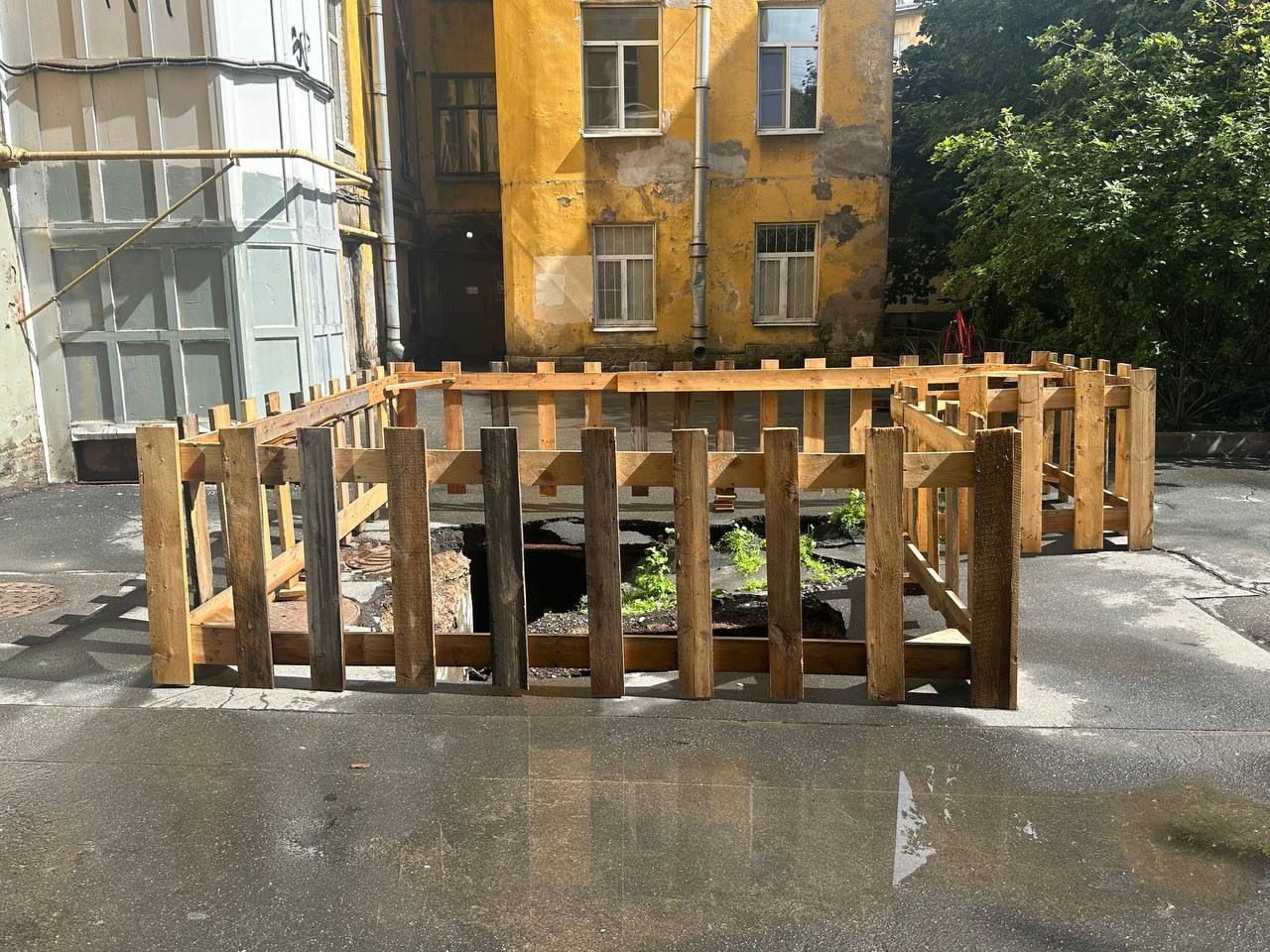 Яма с неприятным запахом на Боровой, 18/1, ждет внимания чиновников