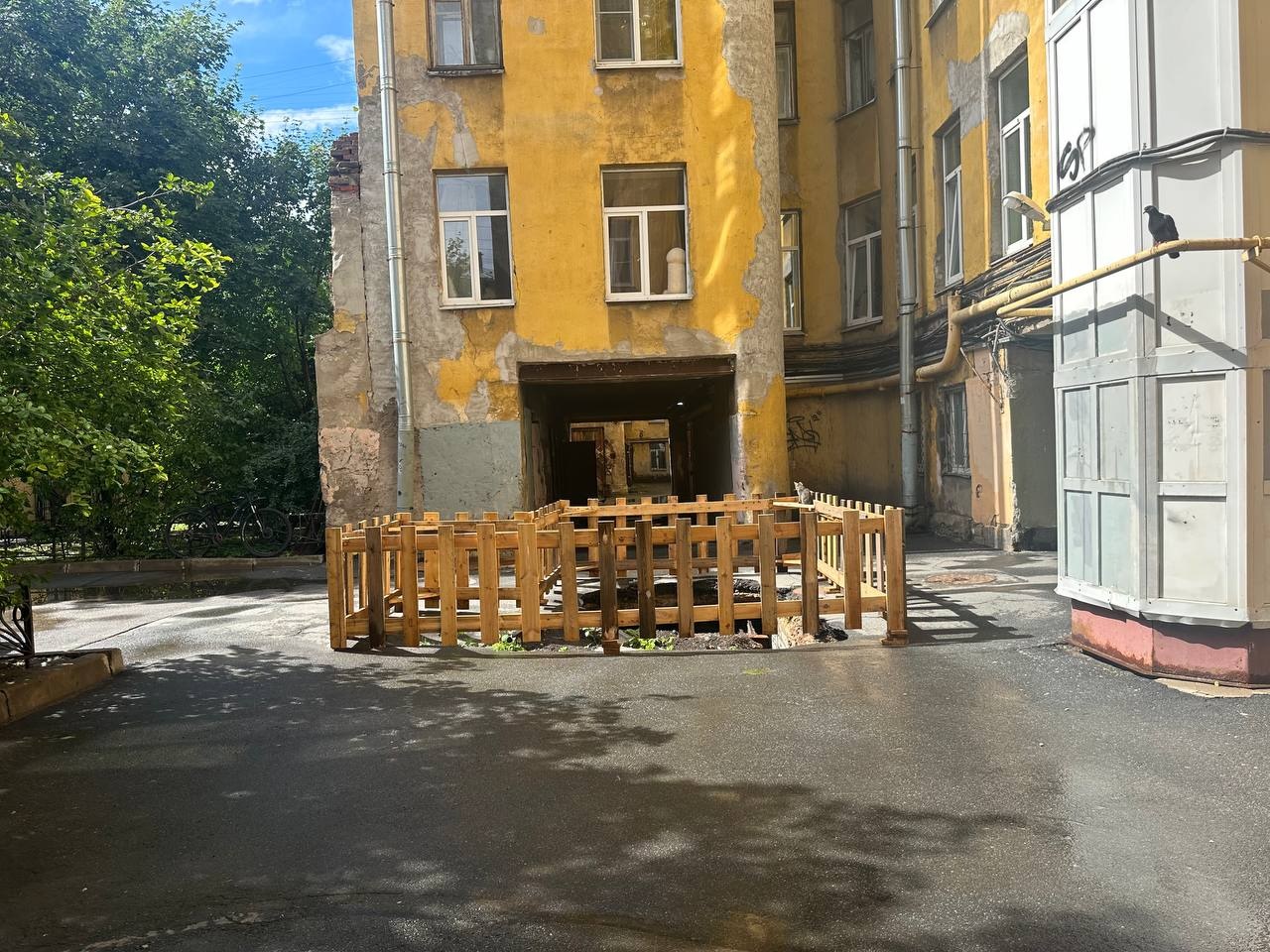 Яма с неприятным запахом на Боровой, 18/1, ждет внимания чиновников