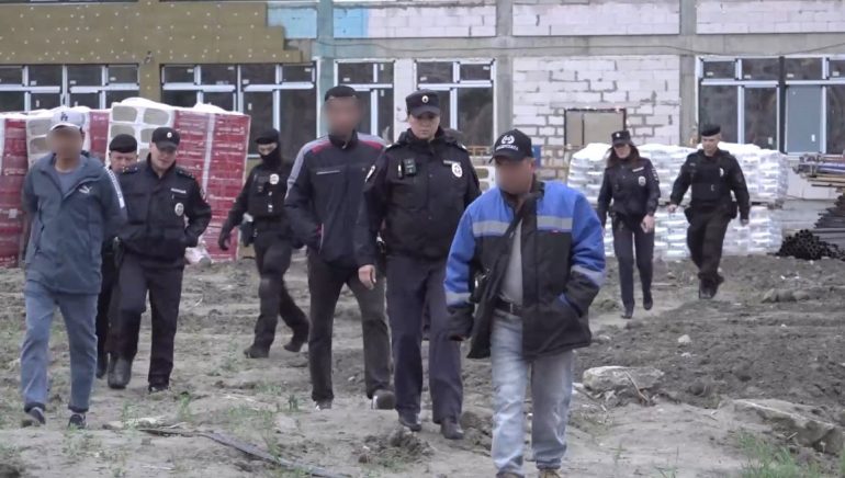 В Петербурге 600 мигрантов не прошли проверку полиции на знание русского языка