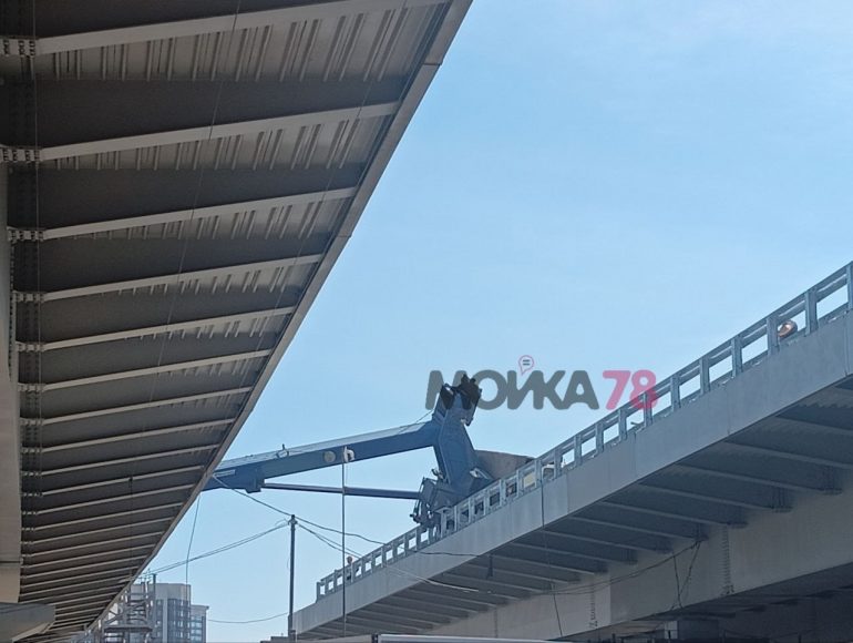Обстановка на месте падения крана на Московско-Дунайской развязке