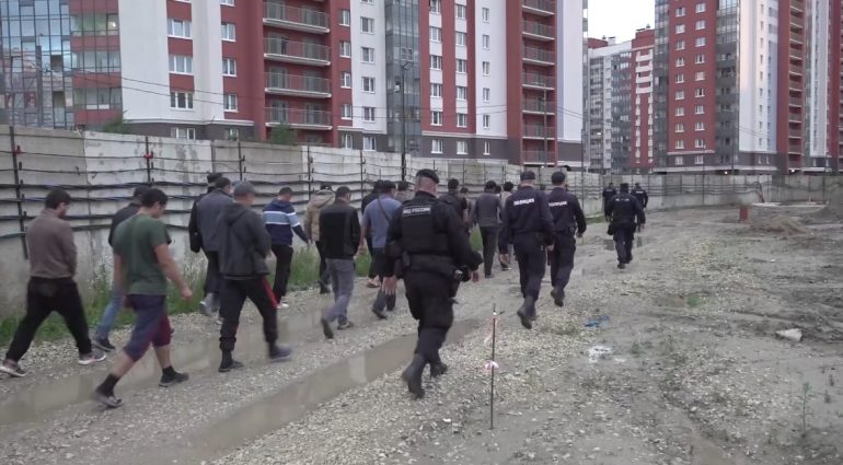 В Петербурге 600 мигрантов не прошли проверку полиции на знание русского языка