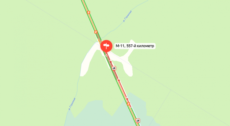 Горящий грузовик остановил движение по трассе М-11 в сторону Петербурга