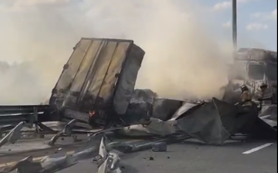 Горящий грузовик остановил движение по трассе М-11 в сторону Петербурга