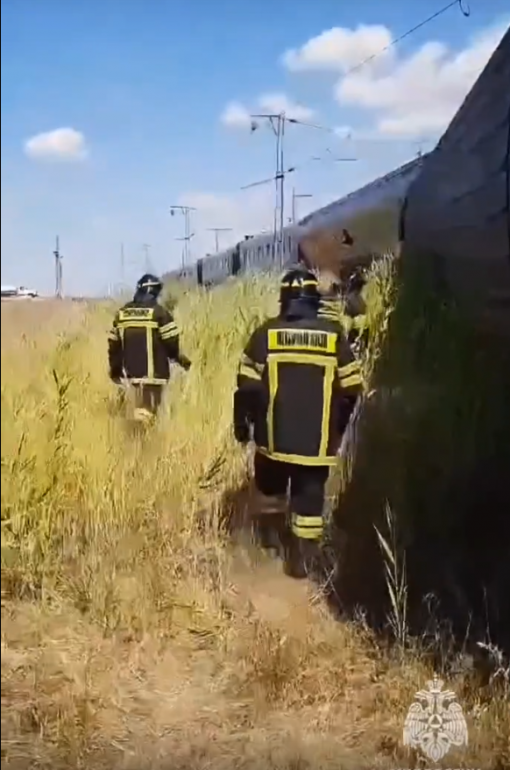 МЧС показало кадры из зоны ЧП с крушением поезда Казань-Адлер
