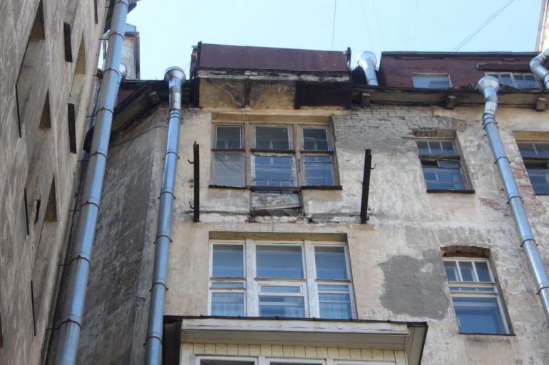 Стены дома 19 по Ленина пугают