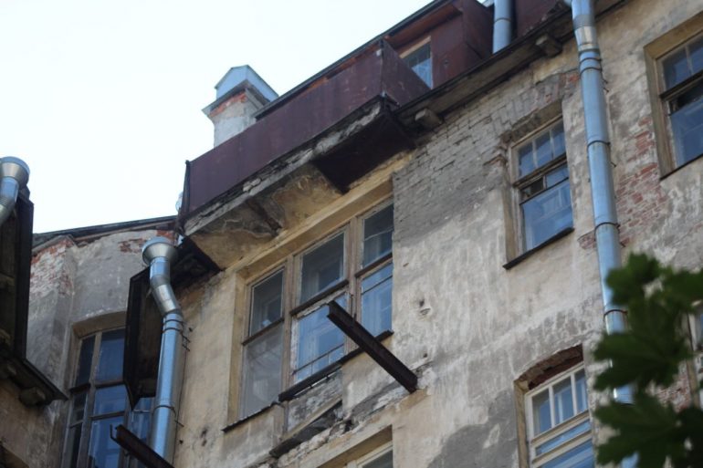 Стены дома 19 по Ленина пугают