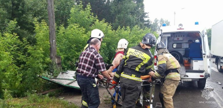 В Бийске автобус разгромил остановку с людьми