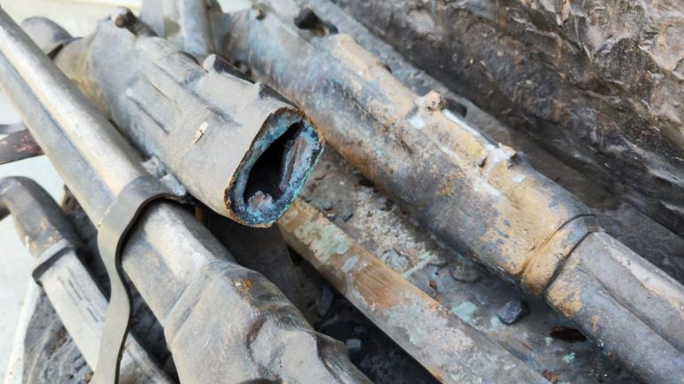 Вандалы украли сабли и ружье с мемориала в Краснодаре