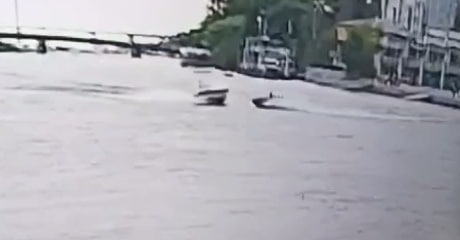 Появилось видео ДТП гидроцикла с катером у Лазаревского моста