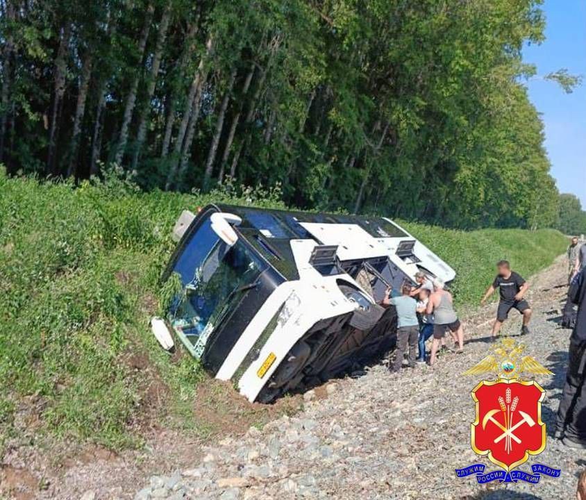Автобус с пьяным водителем опрокинулся на дороге в Кузбассе