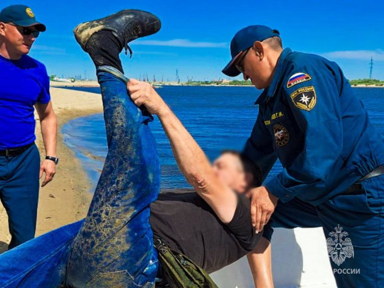 Сотрудники МЧС эвакуировали сломавшего ногу рыбака на реке Лене