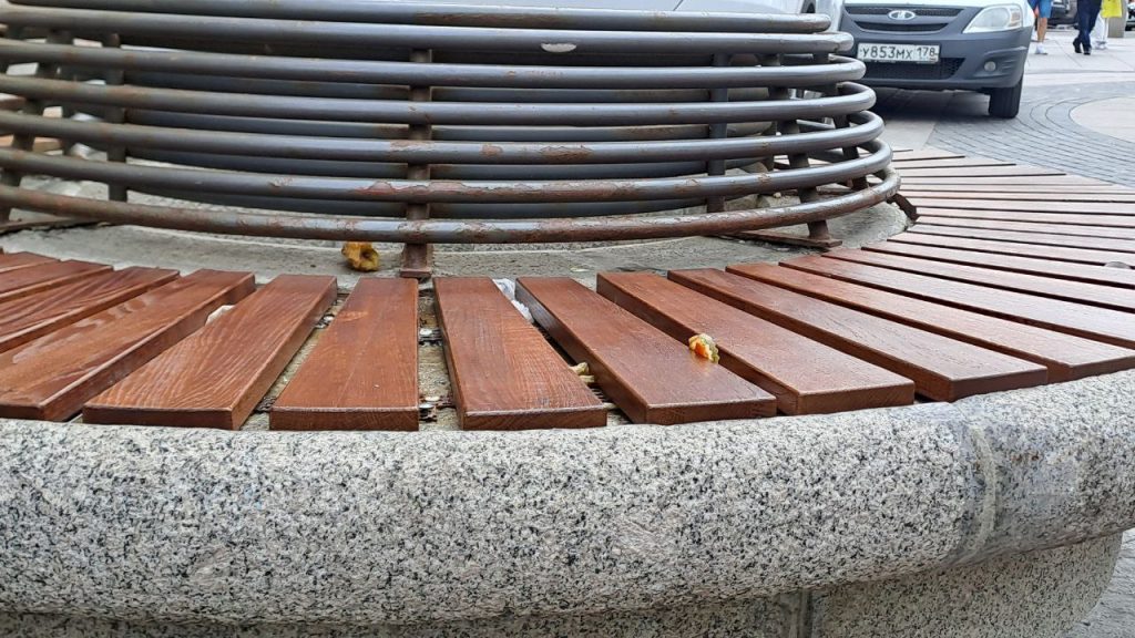 Искромсанный гранит скамеек у Главного штаба заменили на деревяшки