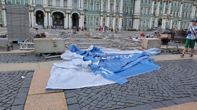 На Дворцовой разбирают конструкции для лыжных гонок