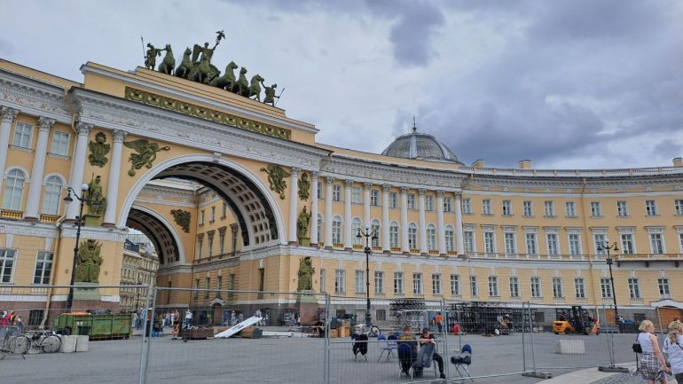 На Дворцовой разбирают конструкции для лыжных гонок