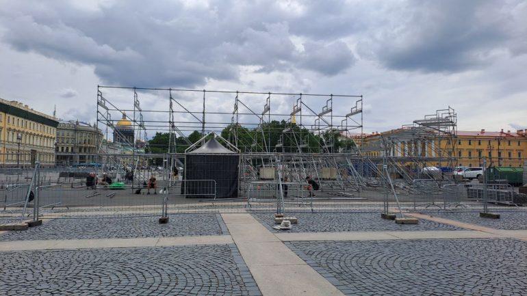 На Дворцовой разбирают конструкции для лыжных гонок