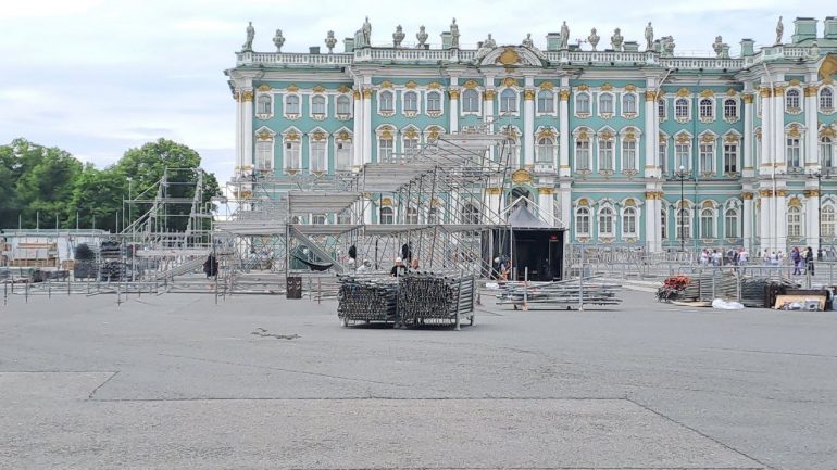 На Дворцовой разбирают конструкции для лыжных гонок