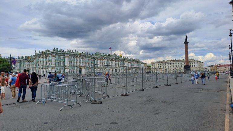 На Дворцовой разбирают конструкции для лыжных гонок