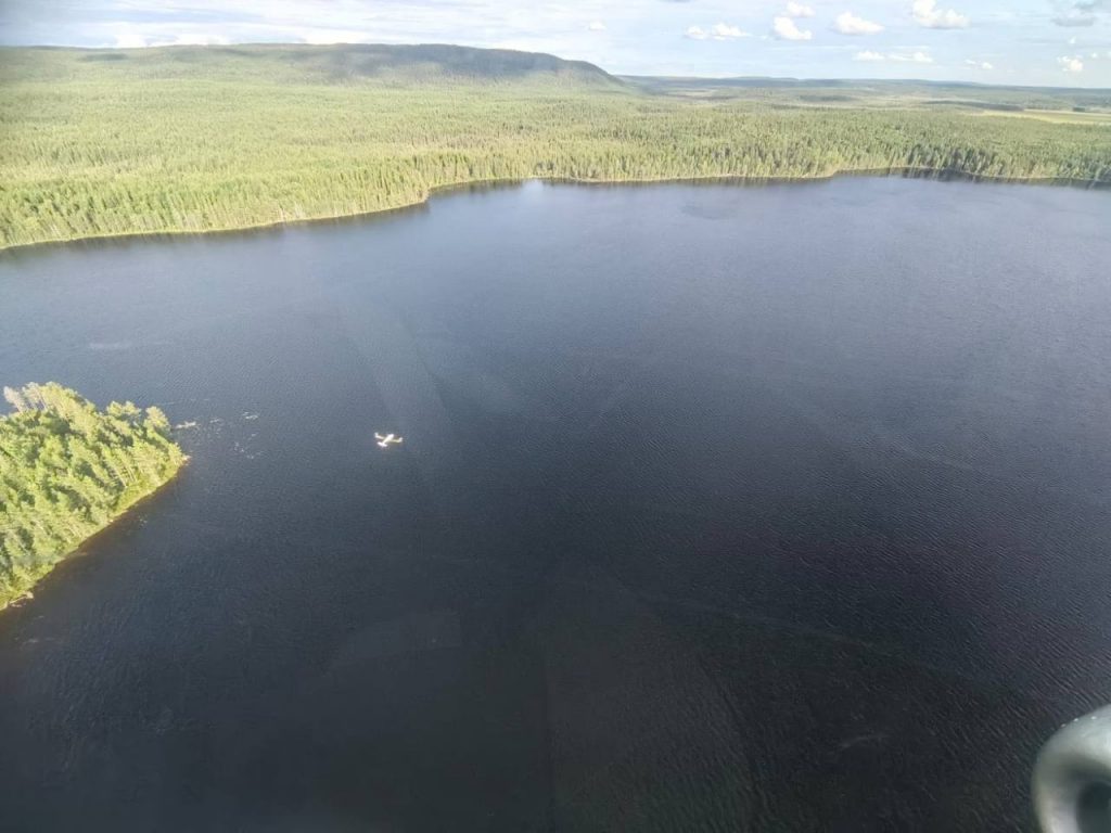 Частный самолёт совершил жёсткую посадку на озере в Карелии