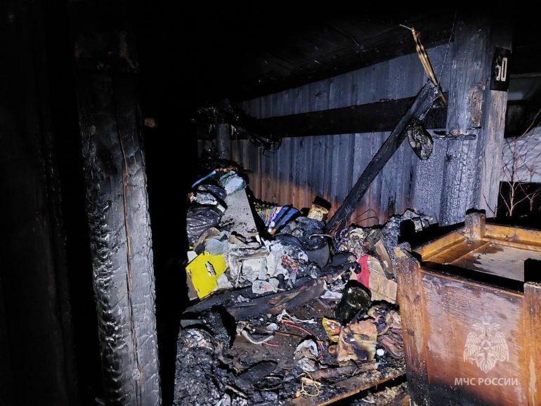 Суд назначил мужчине год исправительных работ за сгоревший из-за окурка дом