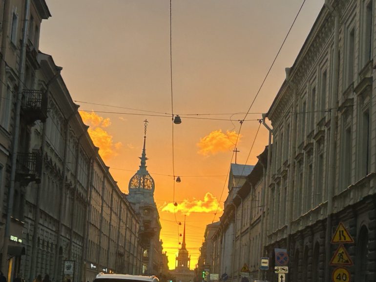 Закатное небо Петербурга раскрасило пламя костра