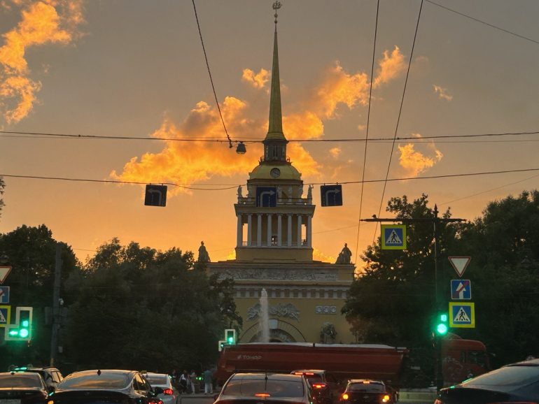 Закатное небо Петербурга раскрасило пламя костра