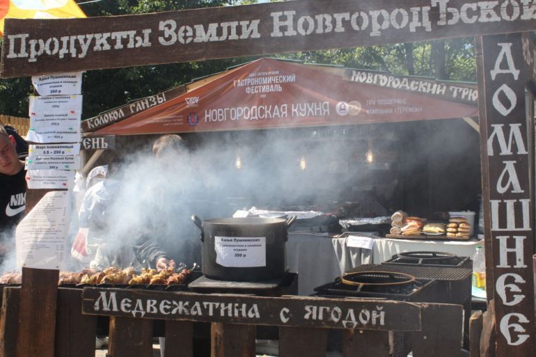 В Парке 300-летия в воздухе аромат еды, а во рту у людей копятся слюни
