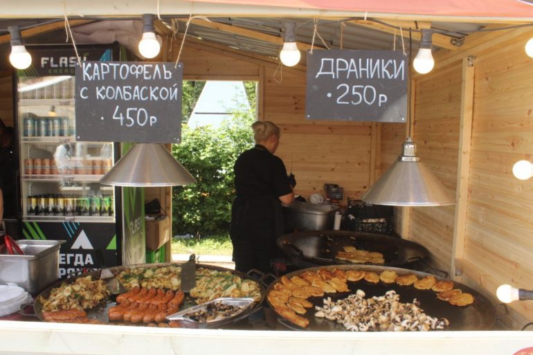 В Парке 300-летия в воздухе аромат еды, а во рту у людей копятся слюни