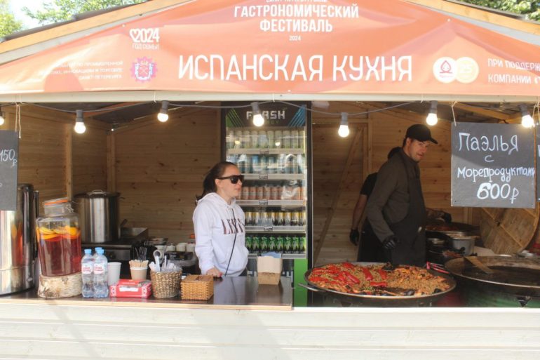 В Парке 300-летия в воздухе аромат еды, а во рту у людей копятся слюни