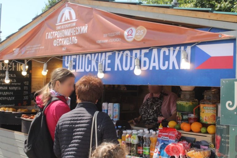 В Парке 300-летия в воздухе аромат еды, а во рту у людей копятся слюни