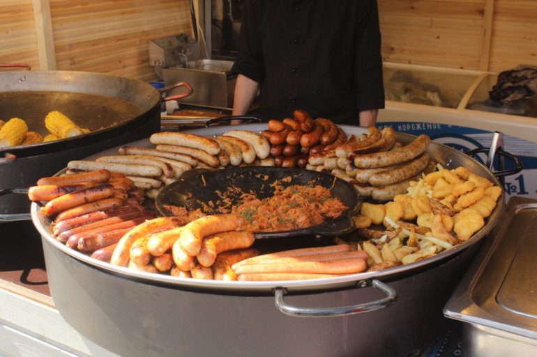 В Парке 300-летия в воздухе аромат еды, а во рту у людей копятся слюни