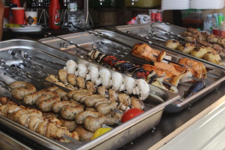 В Парке 300-летия в воздухе аромат еды, а во рту у людей копятся слюни