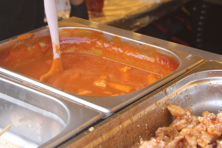 В Парке 300-летия в воздухе аромат еды, а во рту у людей копятся слюни