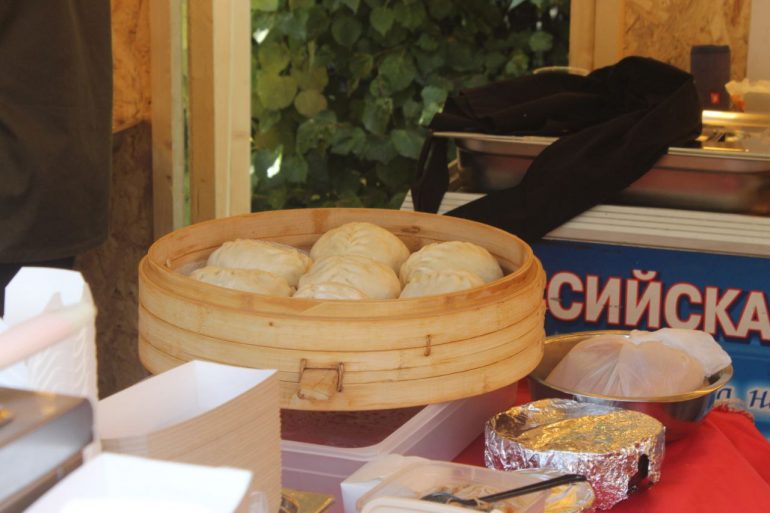 В Парке 300-летия в воздухе аромат еды, а во рту у людей копятся слюни