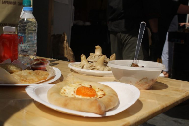 В Парке 300-летия в воздухе аромат еды, а во рту у людей копятся слюни