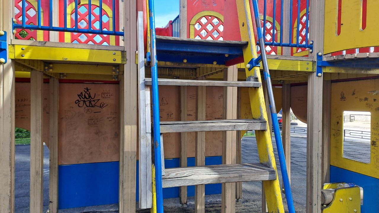 «Наш Санкт-Петербург» принял за неделю 144 жалобы на проблемы с детскими площадками