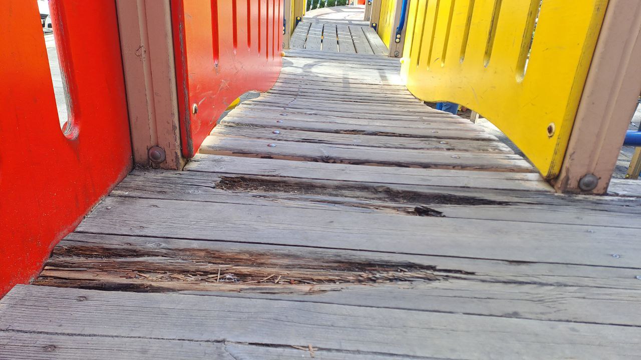 «Наш Санкт-Петербург» принял за неделю 144 жалобы на проблемы с детскими площадками