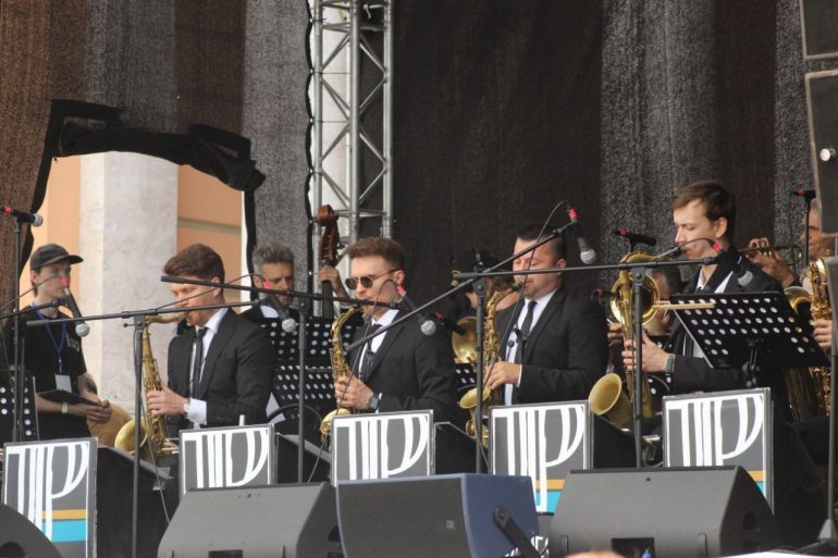 Фестиваль «Свинг белой ночи - 2024» слушали даже в Летнем саду