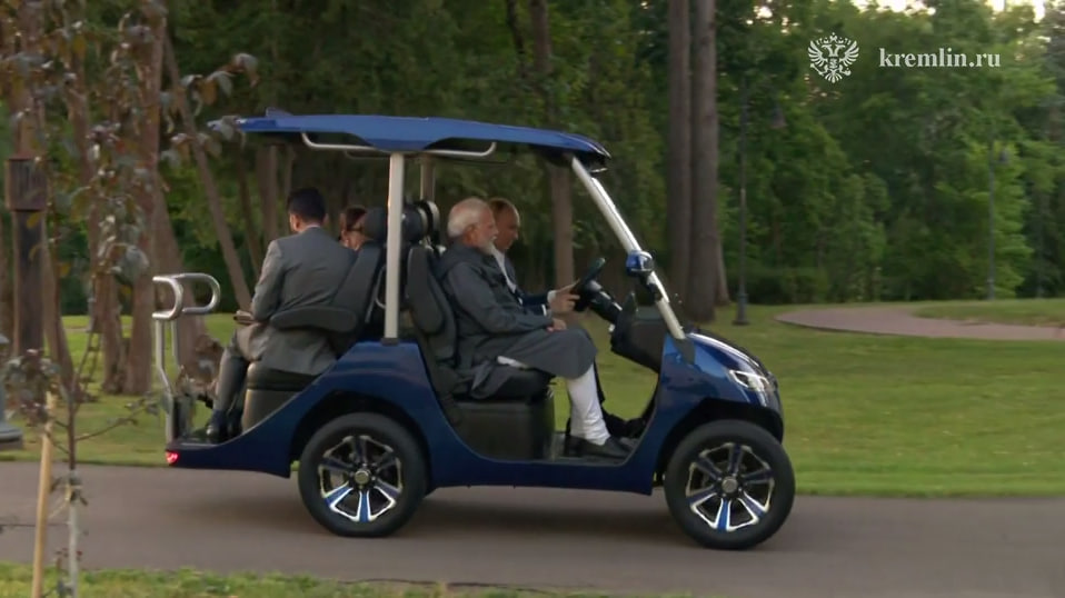 Путин прокатил Моди в Ново-Огареве на гольф-каре и показал конюшню