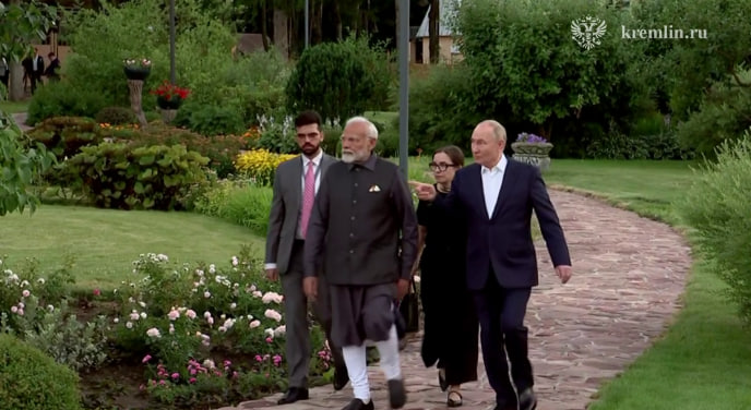 Путин прокатил Моди в Ново-Огареве на гольф-каре и показал конюшню