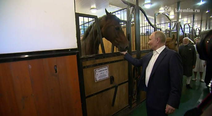 Путин прокатил Моди в Ново-Огареве на гольф-каре и показал конюшню