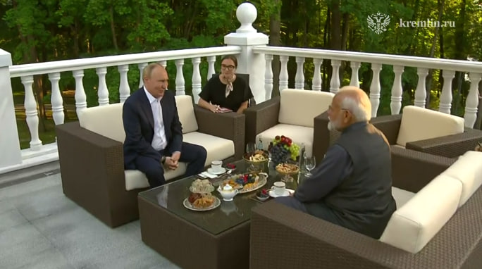 Путин прокатил Моди в Ново-Огареве на гольф-каре и показал конюшню