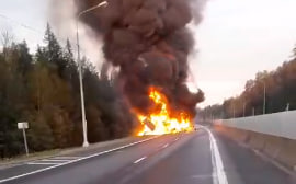 Столкновение грузовиков вызвало крупный пожар на М-10 у Тосно