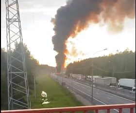 Столкновение грузовиков вызвало крупный пожар на М-10 у Тосно