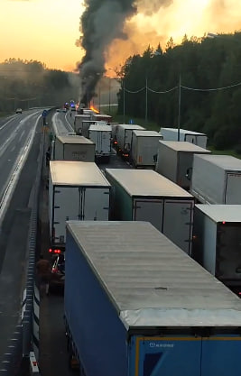 Столкновение грузовиков вызвало крупный пожар на М-10 у Тосно