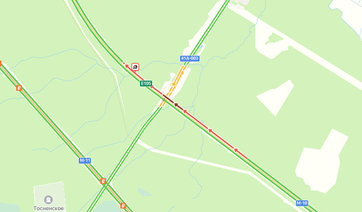 Столкновение грузовиков вызвало крупный пожар на М-10 у Тосно