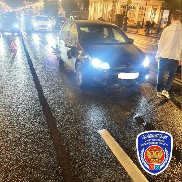 На Невском Volkswagen на красный сбил двух пешеходов