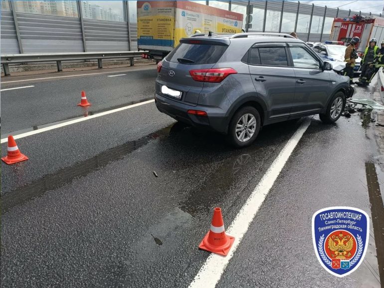 Двухлетняя девочка пострадала при столкновении легковушек на КАД